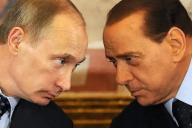 
	Vladimir Putin e Silvio Berlusconi: &quot;Berlusconi est&aacute; sendo julgado porque convive com as mulheres&quot;, disse o russo
 (Giuseppe Cacace/AFP)