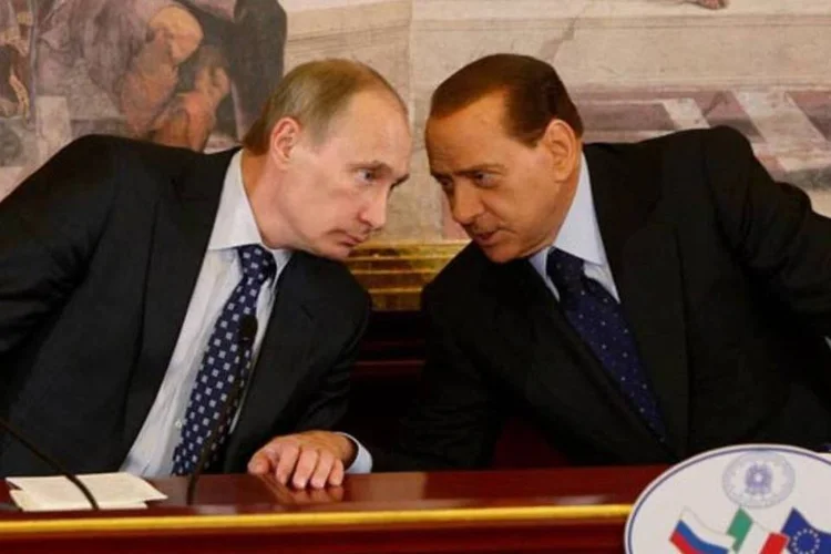 Putin (esquerda) e Berlusconi: EUA vêm relações entre os dois como misteriosas (Vittorio Zunino Celotto/Getty Images/Getty Images)
