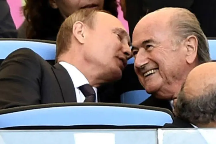 
	O presidente russo Vladimir Putin fala ao p&eacute; do ouvido do presidente da Fifa Joseph Blatter, durante a final da Copa do Mundo 2014, no Maracan&atilde;
 (REUTERS/Dylan Martinez)