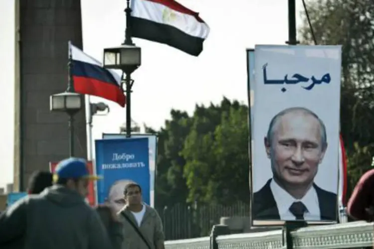 Poster com o retrato do presidente russo Vladimir Putin com uma mensagem de boas-vindas é visto no Cairo (Mohamed el-Shahed/AFP)
