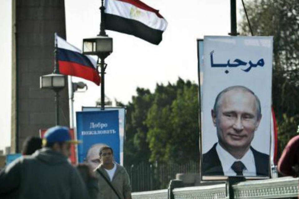 Putin visita Egito para tentar aumentar influência da Rússia