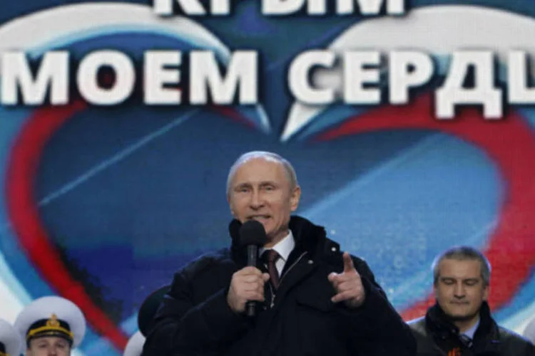 O presidente da Rússia, Vladimir Putin, durante comício: Putin agradeceu aos crimeanos "pela firme posição e sua vontade claramente expressada de estar junto à Rússia" (Maxim Shemetov/Reuters)