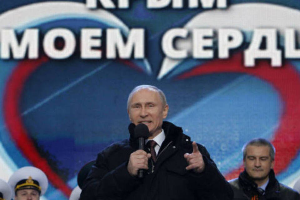 Em grande comício, Putin anuncia retorno da Crimeia