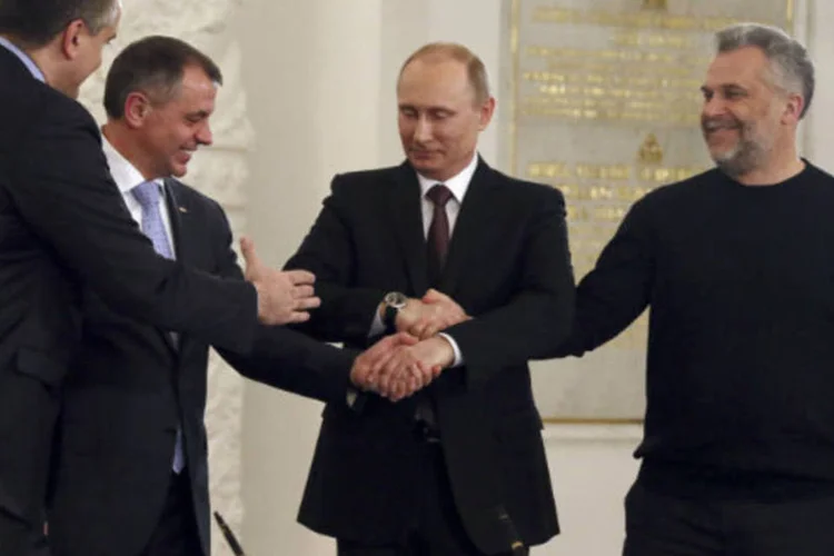 Vladimir Putin (2º à direita) com líderes da Crimeia e Sebastopol: por meio do documento, tanto Crimeia como Sebastopol tornaram-se integrantes da Federação Russa (Sergei Ilnitsky/Pool/Reuters)
