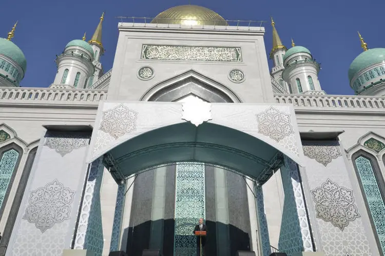 
	Putin discursa na Grande Mesquita de Moscou: &quot;Esta mesquita ser&aacute; uma fonte para propagar as ideias humanistas e os verdadeiros valores do Isl&atilde;&quot;
 ( Reuters / Alexei Druzhinin)