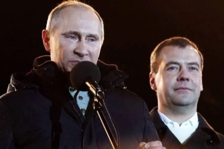 "Alegra-me que hoje Vladimir Putin (e) vai se tornar presidente", disse Medvedev (d) (Oleg Nikishin/Getty Images)