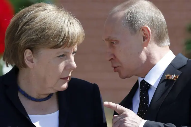 
	Merkel e Putin: &quot;A R&uacute;ssia deve empregar sua influ&ecirc;ncia sobre os separatistas&quot;, afirmou Merkel
 (Maxim Shemetov / Reuters)