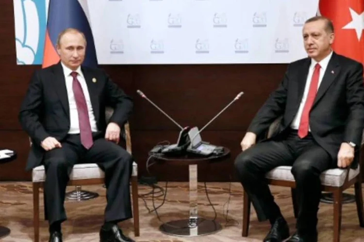 Presidente russo Vladimir Putin e seu colega turco Recep Tayyip Erdogan: navios cargueiros, fragatas e submarinos russos circulam intensamente pelo Bósforo (KAYHAN OZER/AFP)