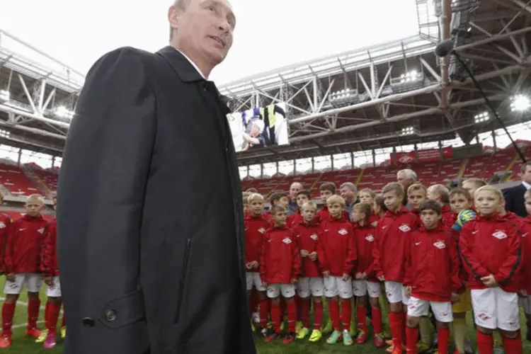 Vladimir Putin visita estádio: "este estádio está de acordo para um dos mais amados clubes da Rússia" (Sergei Karpukhin/Reuters)