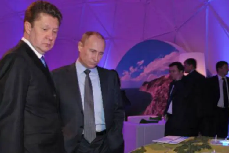 O presidente Vladimir Putin (D) e o PDG da Gazprom, Alexei Miller, examinam maquete do gasoduto South Stream (Alexei Nikolsky/AFP)