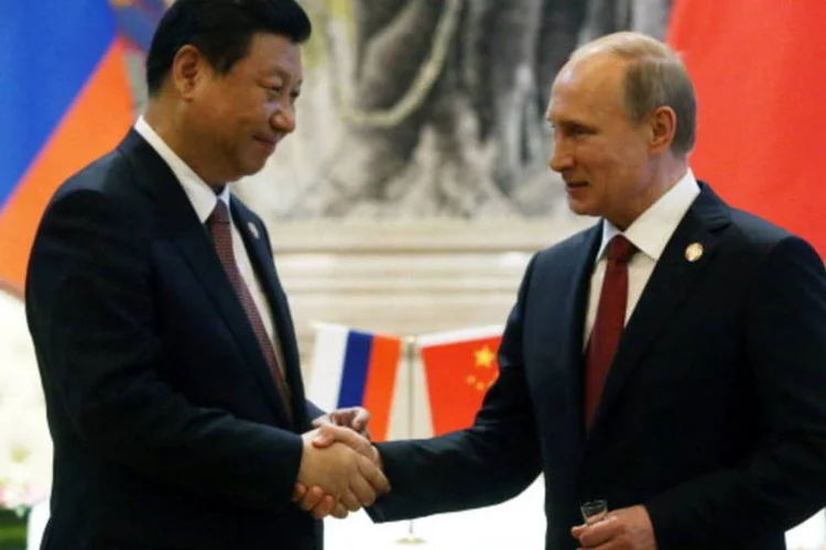 Vladimir Putin (D) e Xi Jinping: Rússia fornecerá gás siberiano à China (Getty Images)