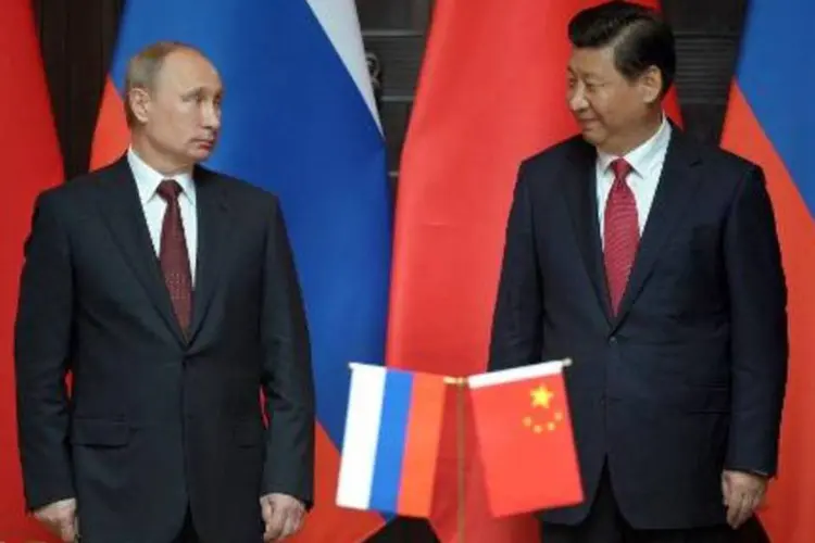 Vladimir Putin (E) e Xi Jinping: presidentes assinaram uma longa série de acordos (Alexey Druzhinin/AFP/AFP)