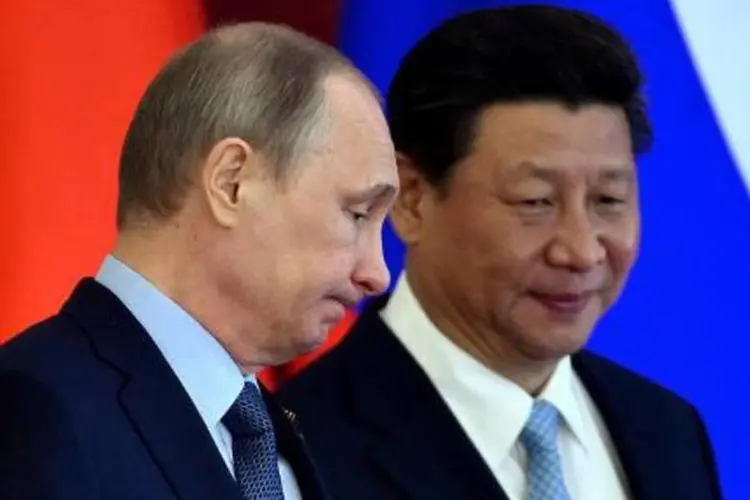 Os presidentes da Rússia, Vladimir Putin (E), e China, Xi Jinping, durante reunião em 8 de maio em Moscou (Kirill Kudryavtsev/AFP)