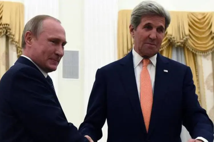 
	Putin e Kerry: Kerry foi a Moscou com a ideia de estabelecer um centro de comando comum na Jord&acirc;nia para coordenar seus bombardeios a&eacute;reos
 (Vasily Maximov / Reuters)