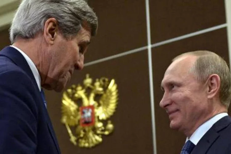 O secretário de Estado amerciano John Kerry (E)e o presidente russo Vladimir Putin, em Sochi, Rússia (Aleksei Nikolsky/AFP)
