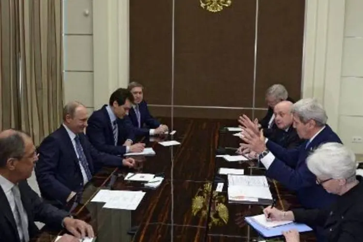 Vladimir Putin (e) e John Kerry (d) conversam durante a reunião em Sochi (Aleksei Nikolsky/AFP)