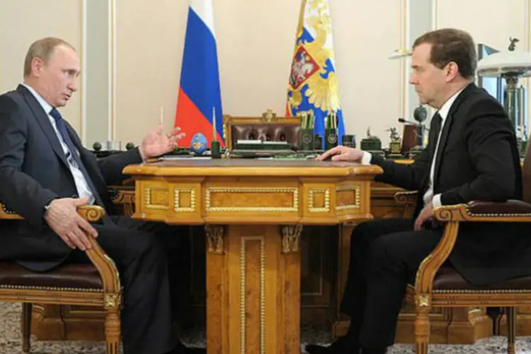 O presidente russo, Vladimir Putin (E), com o primeiro-ministro Dmitry Medvedev (Russian Presidential Press and Information Office/fotospublicas)