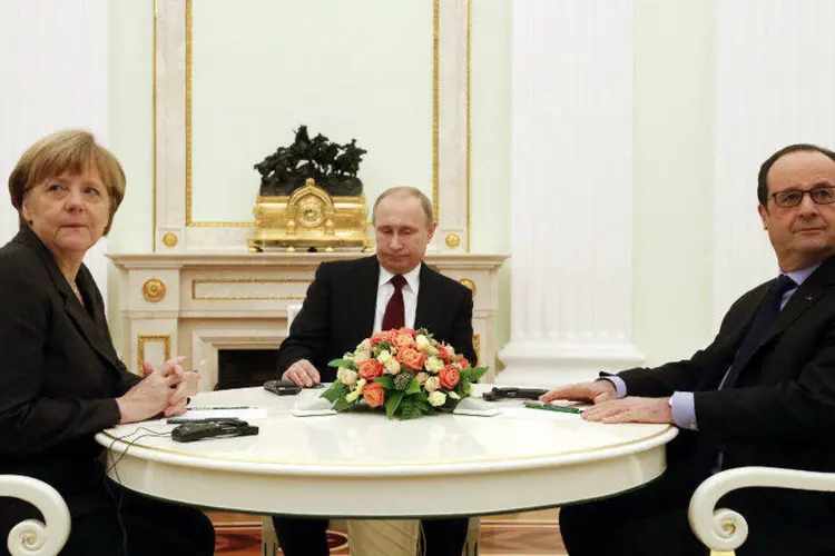 Angela Merkel, Vladimir Putin (C), e François Hollande se reúnem para discutir a crise ucraniana (Maxim Zmeyev/Reuters)