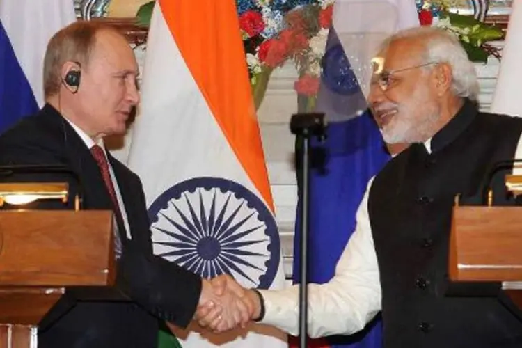 Putin (e) e Modi cumprimentam-se durante uma entrevista coletiva em Nova Dhéli (AFP)
