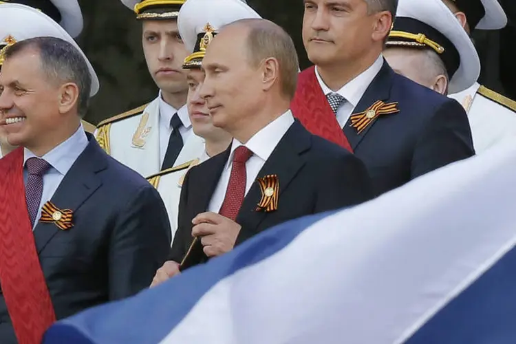 
	Presidente da R&uacute;ssia, Vladimir Putin, se prepara para fazer um discurso junto com autoridades da Crimeia, durante comemora&ccedil;&otilde;es do Dia da Vit&oacute;ria, em Sebastopol
 (Maxim Shemetov/Reuters)