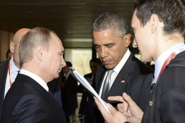 O presidente russo, Vladimir Putin (e), e o presidente americano, Barack Obama (2º à dir.), na Apec (Press service of the president of the Russian Federation/RIA Novosti/Reuters)