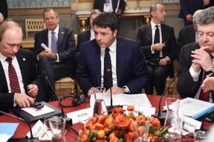 O primeiro-ministro italiano Matteo Renzi (C) discursa durante encontro com os presidentes russo Vladimir Putin (E) e ucraniano Petro Poroshenko (Daniel dal Zennaro/AFP)