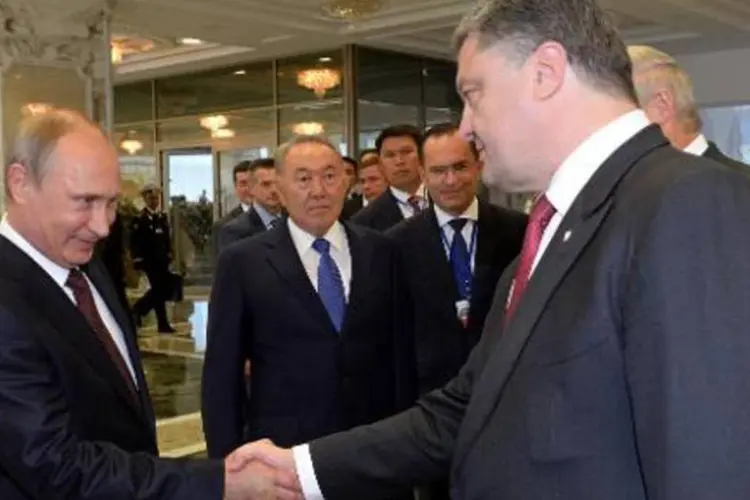 O presidente ucraniano, Petro Poroshenko, e o russo Vladimir Putin apertaram as mãos nesta terça-feira em Minsk (Sergei Bondarenko/AFP)