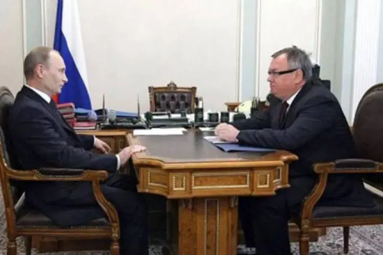 Putin e o presidente do VTB, Andrei Kostin: o banco tem cooperado com o brasileiro BTG Pactual SA em acordos (Alexei Nikolsky/AFP)