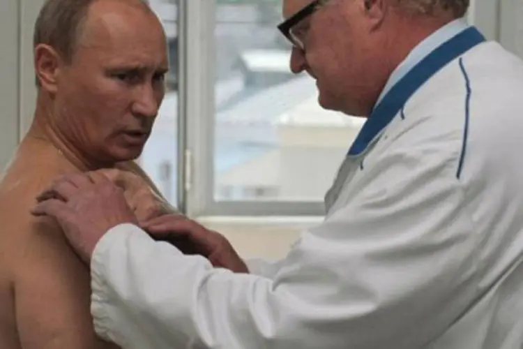 
	O presidente russo &eacute; examinado pelo traumatologista Viktor Petrachenkov: as viagens do presidente russo foram adiadas
 (Aleksey Druzhinin/AFP)