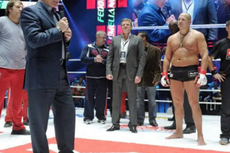 Putin foi vaiado ao subir ao ringue para felicitar Fedor Emelyanenko, que acabara de vencer o americano Jeff Monson
 (Alexei Nikolsky/AFP)