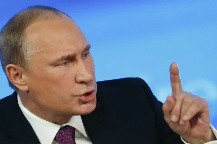 
	Vladimir Putin: presidente russo disse que a Ucr&acirc;nia n&atilde;o respondeu &agrave; proposta feita por ele ao presidente ucraniano para uma retirada das armas pesadas da linha de frente
 (Maxim Zmeyev/Reuters)