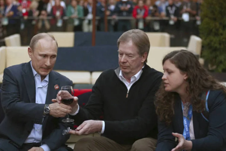 Vladimir Putin, presidente da Rússia, toma vinho com membros do Comitê Olímpico dos Estados Unidos durante as Olimpíadas de Inverno, em Sochi (Marianna Massey/Getty Images)