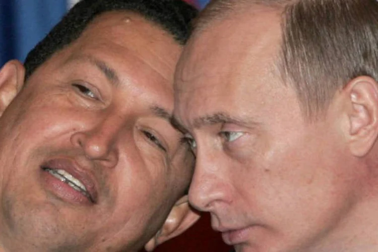 
	Hugo Ch&aacute;vez e Vladimir Putin em Moscou, em 26 de novembro de 2004: &nbsp;la&ccedil;os entre Moscou e Caracas floresceram sob o comando Ch&aacute;vez
 (AFP / Yuri Kadobnov)