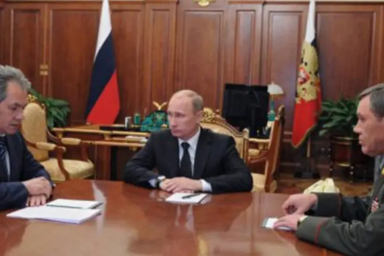 
	Vladimir Putin (C) em reuni&atilde;o com o ministro da Defesa (E) e com o novo chefe do Estado-Maior, Valeri Guerasimov: uma das principais tarefas de Guerasimov ser&aacute; rearmar as tropas russas
 (Alexey Druzhinin/AFP)