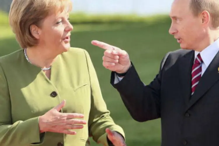 
	Vladimir Putin e Angela Merkel: alguns l&iacute;deres europeus pediram mais san&ccedil;&otilde;es contra a R&uacute;ssia
 (Getty Images)