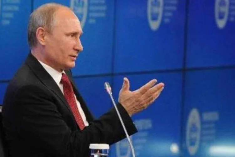 Putin participa do fórum econômico, em São Petersburgo (RIA-NOVOSTI/AFP)