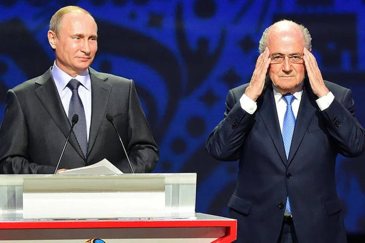 
	Vladimir Putin (esquerda) e Joseph Blatter: &quot;se houve sinais de corrup&ccedil;&atilde;o na Fifa, a investiga&ccedil;&atilde;o deve mostrar&quot;, disse Putin
 (Getty Images)