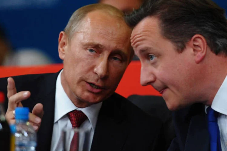 O premiê do Reino Unido, David Cameron, e o presidente da Rússia, Vladimir Putin: após o encontro com Cameron, ambos se deslocaram para a Excel Arena para ver o judô (Laurence Griffiths/ Getty Images)