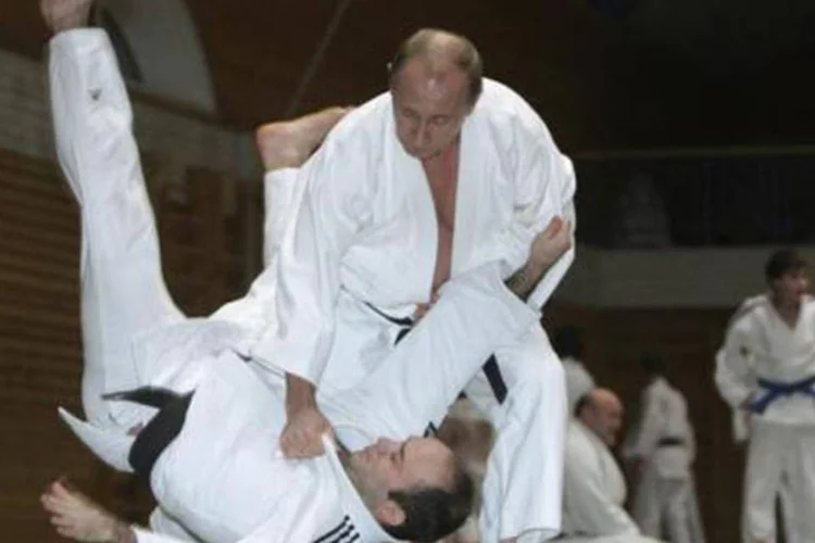 
	O presidente russo Vladimir Putin derruba oponente no jud&ocirc;: Putin, de 60 anos, come&ccedil;ou no jud&ocirc; quando era jovem e pratica esporte ativamente at&eacute; hoje
 (неизвестен/ Wikimedia Commons)