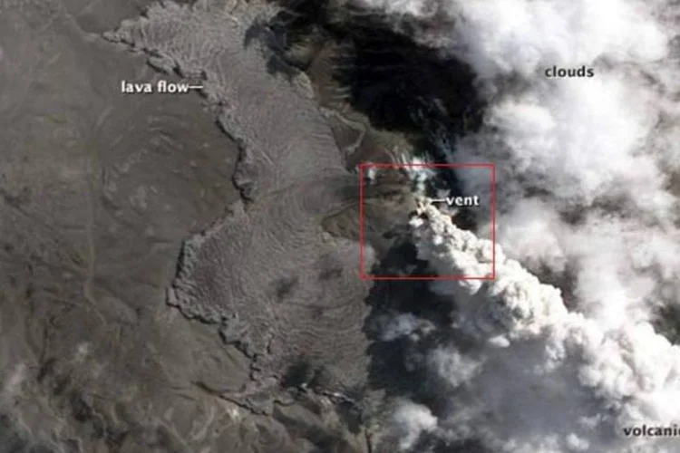 Puyehue visto de um satélite da Nasa: atividade do vulcão no Chile pode durar meses (NASA Earth Observatory)