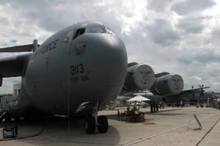Jato C-17 da Boeing: companhia terá um custo de menos de 100 milhões de dólares no trimestre atual para interromper a produção do modelo (Alastair Miller/Bloomberg News)