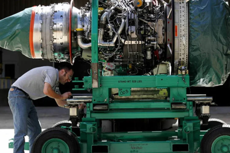 Técnico da General Electric trabalhando na turbina de um avião Boeing 777, em uma fábrica da companhia em Durham, Carolina do Norte (Jim R. Bounds/Bloomberg News)