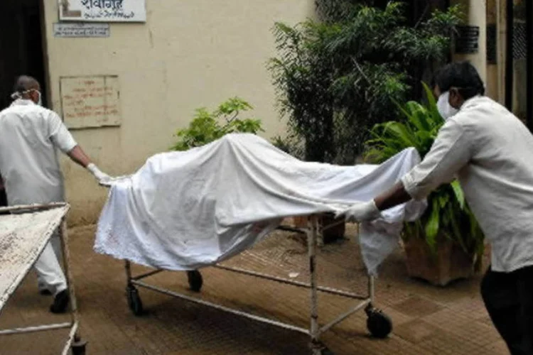 
	Corpo sendo levado ao necrot&eacute;rio: a investiga&ccedil;&atilde;o foi iniciada a pedido do governo da cidade de Buenos Aires para enterrar 23 corpos que estavam havia anos nos necrot&eacute;rios de quatro hospitais
 (SANTOSH VERMA / Bloomberg)