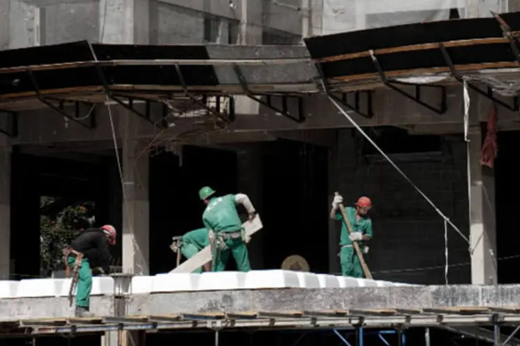uncionários da MRV trabalhando na construção de um conjunto habitacional em São Paulo (Paulo Fridman/Bloomberg)