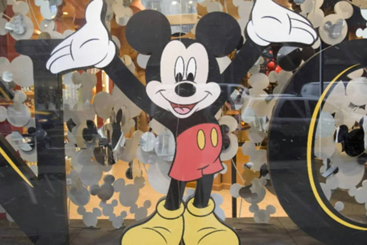 Recorte do Mickey Mouse na vitrine de uma loja World of Disney em Nova York (Andrew Harrer/Bloomberg News)