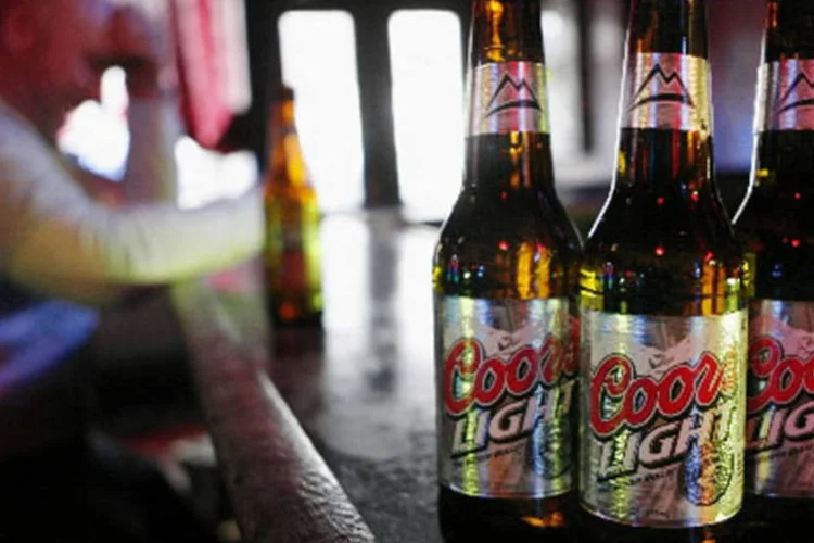 
	Garrafas da cerveja Coors Light: vendas de cervejas artesanais cresceram 16% em volume nos &uacute;ltimos 12 meses, frente a um decl&iacute;nio de 1,7% para as maiores marcas dos EUA
 (Andrew Harrer/Bloomberg News)
