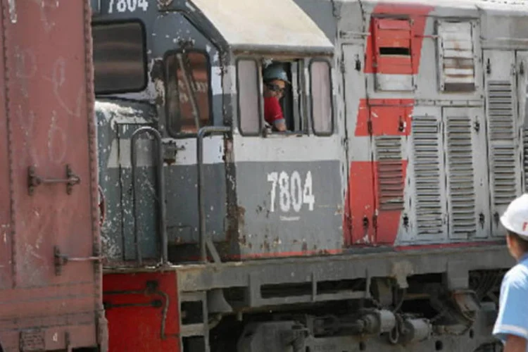 Trem passa por instalações do Porto de Santos: expectativa com investimentos envolvendo concessões de projetos de infraestrutura podem trazer impacto para a economia (Andrew Harrer/Bloomberg News)