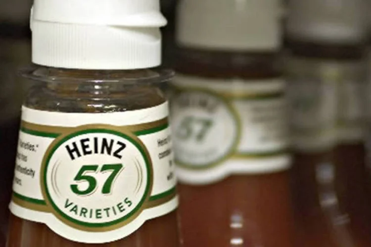 Embalagens de ketchup da Heinz na prateleira de um supermercado (Chris Rank/Bloomberg)