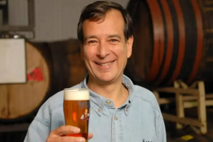 Jim Koch, fundador e CEO da Boston Beer, com um copo da cerveja artesanal Samuel Adams na sede da companhia em Boston, Massachusetts (Neal Hamberg/Bloomberg News/Divulgação)