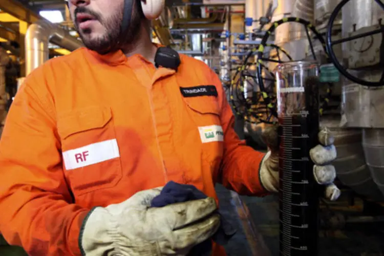 Operador da Petrobras testa amostra de petróleo extraído da Bacia de Campos, no Rio de Janeiro (Rich Press/Bloomberg)